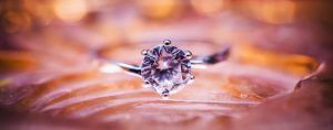 Foto de anillo con diamante